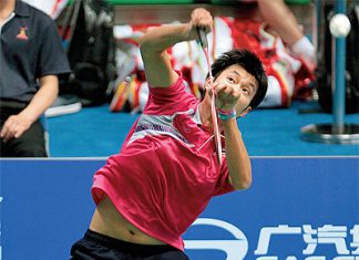 Boonsak Ponsana returns a shot against Malaysia&rsquo;s world No.1 Lee Chong Wei during their men&rsquo;s team quarter-final match. Boonsak won 9-21, 21-10, 21-19.