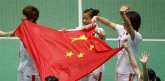 Members of China's badminton team celebrate winning their women's team final match against Thailand at the 16th Asian Games in Guangzhou, Guangdong province, November 15, 2010.