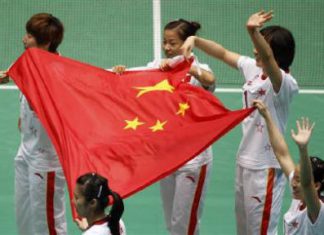 Members of China's badminton team celebrate winning their women's team final match against Thailand at the 16th Asian Games in Guangzhou, Guangdong province, November 15, 2010.