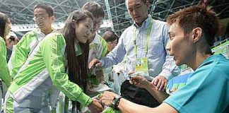 Hot item: Lee Chong Wei signing autographs for fans after a training session at the Tianhe Gymnasium in Guangzhou yesterday.
