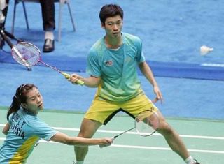 Quite a pair: Malaysia&rsquo;s Goh Liu Ying (left) and Chan Peng Soon stunned Indonesia&rsquo;s world No. 2 Hendra Aprida Gunawan-Vita Marissa 21-14, 15-21, 21-16 in the Hong Kong Open yesterday.