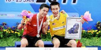 Best friends: Malaysia&rsquo;s Lee Chong Wei and Taufik Hidayat of Indonesia showing off their medals and mock cheques at the Malaysia Open on Sunday.