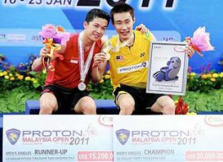 Best friends: Malaysia&rsquo;s Lee Chong Wei and Taufik Hidayat of Indonesia showing off their medals and mock cheques at the Malaysia Open on Sunday.