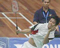 On the rise: Mohd Arif Abdul Latif in action against Tan Chun Seang in the semi-finals of the National Grand Prix Finals in Kuala Terengganu yesterday.