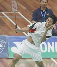 On the rise: Mohd Arif Abdul Latif in action against Tan Chun Seang in the semi-finals of the National Grand Prix Finals in Kuala Terengganu yesterday.