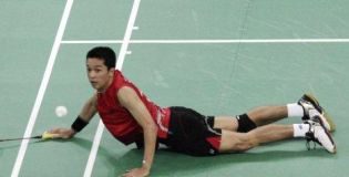 The absence of Lee Chong Wei and a loss by Indonesian legend Taufik Hidayat did not stop SGS PLN from notching up its second victory in the men&rsquo;s division of the Djarum Badminton Super League.