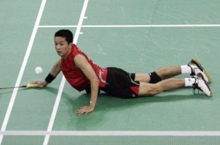 The absence of Lee Chong Wei and a loss by Indonesian legend Taufik Hidayat did not stop SGS PLN from notching up its second victory in the men&rsquo;s division of the Djarum Badminton Super League.