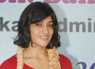 The new poster girl of badminton, Ashwini Ponnappa, says there is not much hoi halla 'cos she is a doubles player.