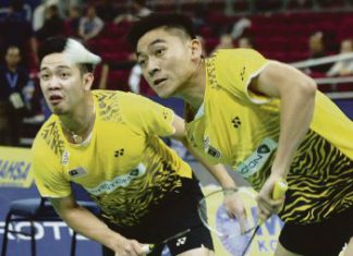 Koo Kien Keat (left) and Tan Boon Heong lost to Cho Gun Woo-Kwon Yi Goo 15-21, 21-15, 21-12 in the first round of the Denmark Open on Wednesday. Read more: Badminton / Denmark Open: Kien Keat- Boon Heong bite the dust http://www.nst.com.my/nst/articles/41murudanes-2/Article/#ixzz1bTa8qRsr