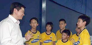 Rapt attention: Cheah Soon Kit talking to the junior players of the Looi Badminton Academy yesterday. Soon Kit is the chief coach of the academy