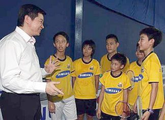 Rapt attention: Cheah Soon Kit talking to the junior players of the Looi Badminton Academy yesterday. Soon Kit is the chief coach of the academy