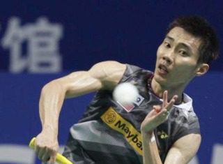 World No. 1 Lee Chong Wei got his Super Series Masters Finals campaign off to a winning start by downing Japan&rsquo;s Sho Sasaki 21-11, 18- 21, 21-12.