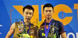 Malaysia's Lee Chong Wei (L) and China's Lin Dan pose on the podium during an awards ceremony after the man's single final match at the Korea Open Super Series Premier in Seoul.