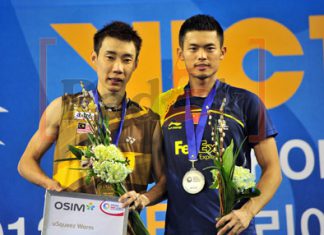 Malaysia's Lee Chong Wei (L) and China's Lin Dan pose on the podium during an awards ceremony after the man's single final match at the Korea Open Super Series Premier in Seoul.