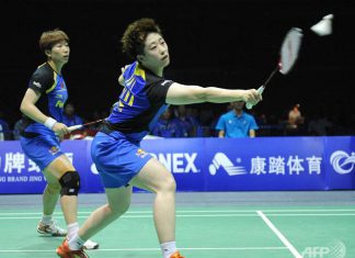 Wang Xiaoli (L) and Yu Yang (R) of China compete against Duanganong Aroonkesorn and Kunchala Voravichitchaikul of Thailand during the semi-final match at the Uber Cup.