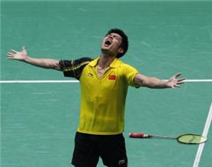 Lin Dan defeats stubborn Sho Sasaki in Men&rsquo;s Singles fight at Thomas Cup Finals 2012