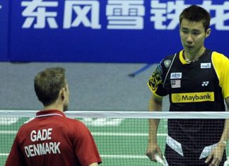 Lee Chong Wei (blue) is forced to retire against Peter Gade in Wuhan