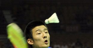 Chen Long of China returns a shuttlecock to Hafiz of Malaysia during the Thomas Cup quarter-finals in Wuhan, May 23, 2012