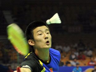 Chen Long of China returns a shuttlecock to Hafiz of Malaysia during the Thomas Cup quarter-finals in Wuhan, May 23, 2012