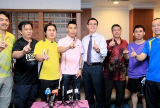 Driving force: World No. 2 and National Champion Lee Chong Wei (fourth from the left) showing the 1Malaysia sign to the pixmen after hosting lunch for the members of the media yesterday. Also present (from left) men&rsquo;s singles coach Rashid Sidek and Tey Seu Bock, mixed doubles coach Jeremy Gan, BAM secretary Ng Chin Chai, Wong Ah Jit, men&rsquo;s doubles coach Pang Cheh Chang and head coach for the doubles team Tan Kim Her