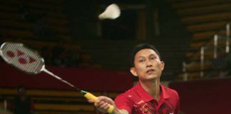 Sony Dwi Kuncoro of Indonesia returns a shot to Brice Leverdez of France during their men&rsquo;s singles qualifier match at the Djarum Indonesia Open on Tuesday.