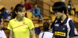 Helping hand: Lim Yin fun (right) getting some advice from coach Wong Mew Choo during her match at Juara Stadium Thursday.
