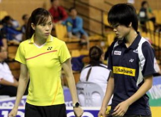 Helping hand: Lim Yin fun (right) getting some advice from coach Wong Mew Choo during her match at Juara Stadium Thursday.