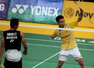 Record breaker: Malaysia&rsquo;s Lee Chong Wei (right) celebrates after beating Sony Dwi Kuncoro of Indonesia in the men&rsquo;s singles final of the Malaysian Open at the Putra Stadium in Bukit Jalil yesterday. He won 21-7 21-8.