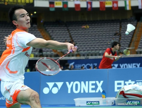 China's Du Pengyu hits a return against Daren Liew of Malaysia during the men's singles third round match at the Badminton Asia Championships in Taipei, southeast China's Taiwan, on April 18, 2013. Du won 2-0.