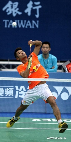 China's Lin Dan hits a return during the men's singles third round match against Kazumasa Sakai of Japan at the Badminton Asia Championships in Taipei, southeast China's Taiwan, on April 18, 2013. Lin won 2-1.