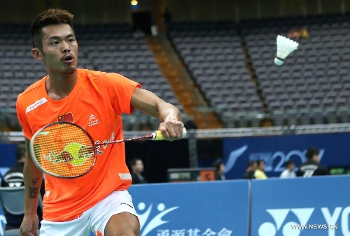 China's Lin Dan hits a return during the men's singles third round match against Kazumasa Sakai of Japan at the Badminton Asia Championships in Taipei, southeast China's Taiwan, on April 18, 2013. Lin won 2-1.