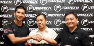 New ambassador: Mohd Hafiz Hashim (left) shaking hands with Protech managing director Ronnie Chong (right) as the national doubles chief coach Tan Kim Her looks on during the sponsorship signing ceremony at Kota Kemuning, Shah Alam, Monday.