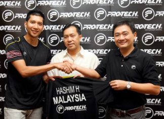 New ambassador: Mohd Hafiz Hashim (left) shaking hands with Protech managing director Ronnie Chong (right) as the national doubles chief coach Tan Kim Her looks on during the sponsorship signing ceremony at Kota Kemuning, Shah Alam, Monday.