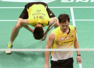 Shameful: Malaysia&rsquo;s Koo Kien Keat and Tan Boon Heong react after losing to Taiwan&rsquo;s Lee Sheng mu-Tsai Chia-hsin on Sunday.
