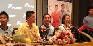 Mohd Arif Abdul Latif (left) during the sponsorship signing ceremony with badminton equipment company Fleet on Wednesday.