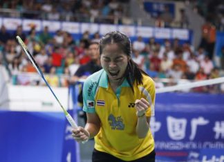 Thailand's Ratchanok Intanon celebrates after defeating China's Li Xuerui during their women's singles final match at the 2013 Badminton World Championships in Guangzhou, Guangdong province August 11, 2013.