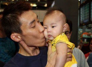 Lee Chong Wei kisses his son Kingston at the KLIA on his return from Guangzhou.