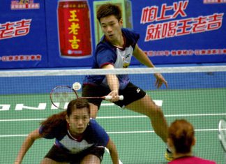 Goh Liu Ying (foreground) and partner Chan Peng Soon went down to Kim Ki-jung-Kyung Eun-jung of South Korea in the second round of the World Championships in Guangzhou this month. Liu Ying now intends to focus on the mixed doubles and give up competing in the women's doubles.