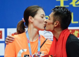 China's Lin Dan kisses his wife Xie Xingfang after winning his men's singles final on August 11, 2013