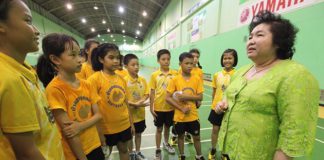 School owner Kamala Thongkorn meets with some of the aspiring badminton players.