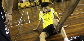 Soo Teck Zhi calls for medical treatment due to blisters on his right foot during the boy&rsquo;s singles final of the Malaysian International Youth U-19 on Sunday.