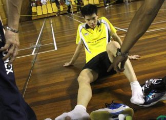 Soo Teck Zhi calls for medical treatment due to blisters on his right foot during the boy&rsquo;s singles final of the Malaysian International Youth U-19 on Sunday.