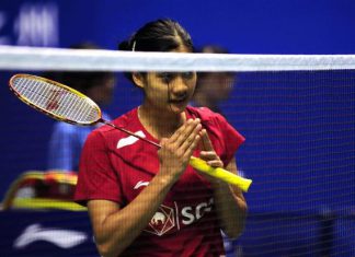 Porntip Buranaprasertsuk of Thailand greets Liu Xin of China during the women&rsquo;s singles final of the China Masters in Changzhou on Sunday.