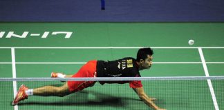 Wang Zhengming of China dives to recover a shot from Son Wan Ho of South Korea.