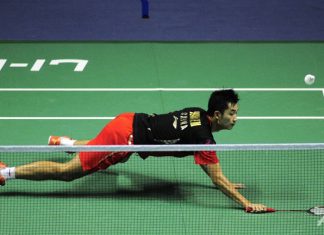 Wang Zhengming of China dives to recover a shot from Son Wan Ho of South Korea.