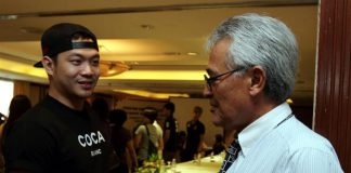 The Badminton Association of Malaysia president Tengku Tan Sri Mahaleel Tengku Ariff having a word with doubles shuttler Koo Kien Keat.