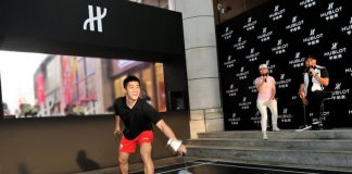 The event reached a feverish high with the arrival of Li Yongbo, the head coach of China National Badminton Team, and Fu Haifeng, the National champion of Olympic on the court.