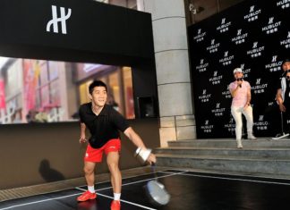 The event reached a feverish high with the arrival of Li Yongbo, the head coach of China National Badminton Team, and Fu Haifeng, the National champion of Olympic on the court.