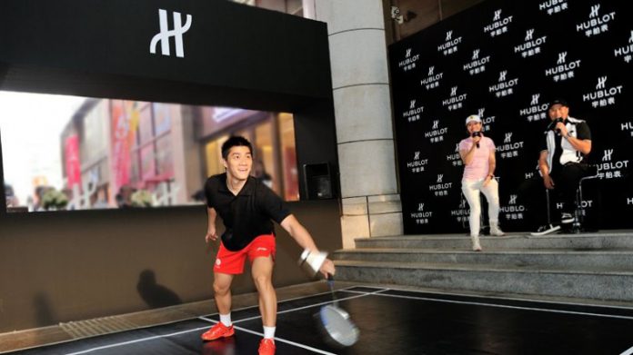 The event reached a feverish high with the arrival of Li Yongbo, the head coach of China National Badminton Team, and Fu Haifeng, the National champion of Olympic on the court.