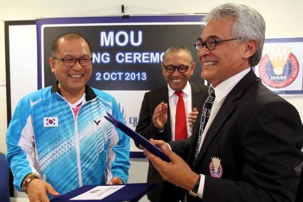 BAM president Tengku Tan Sri Mahaleel Tengku Ariff and BKA chief executive director Kim Joong-soo (left) sharing a light moment after the MoU signing in Bukit Kiara on Wednesday. Looking on is Datuk Dr Mohd Al-Amin Abdul Majid, BAM deputy president. BAM president Tengku Tan Sri Mahaleel Tengku Ariff and BKA chief executive director Kim Joong-soo (left) sharing a light moment after the MoU signing in Bukit Kiara on Wednesday. Looking on is Datuk Dr Mohd Al-Amin Abdul Majid, BAM deputy president.
